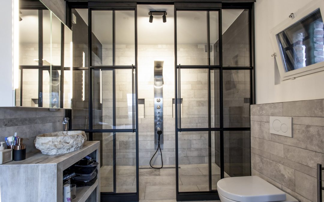 Sleek and Sturdy: The Definitive Aluminum Bathroom Door Guide